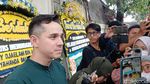 Paula Verhoeven Tak Banyak Bicara Melayat ke Rumah Duka Ayah Baim Wong
