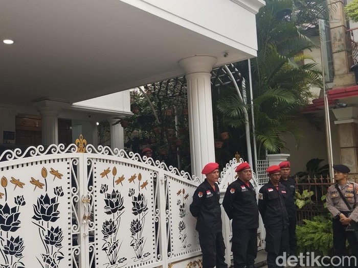 Rumah Hasto Kristiyanto dijaga oleh Satgas Cakra Buana PDIP dan polisi, 7 Januari 2025. (Maulana Ilhami Fawdi/detikcom)