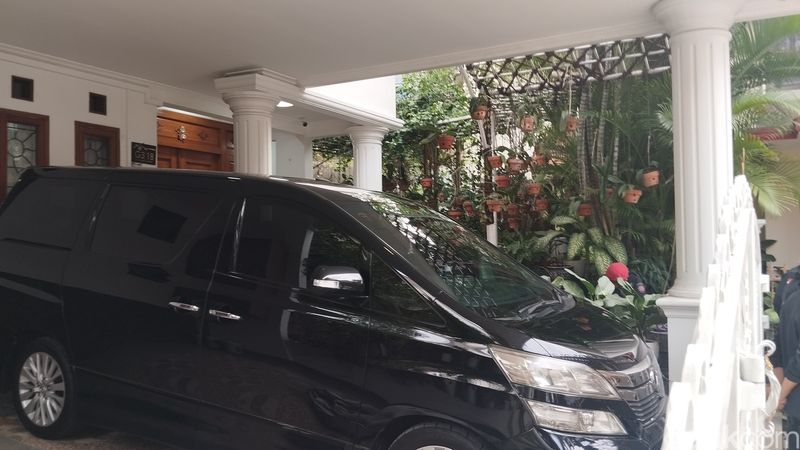 Rumah Hasto Kristiyanto dijaga oleh Satgas Cakra Buana PDIP dan polisi, 7 Januari 2025. (Maulana Ilhami Fawdi/detikcom)