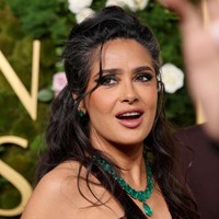 Yang tak kalah menarik, wanita 58 tahun ini menata rambutnya dengan gaya half updo yang tampak acak, dan dengan percaya diri memamerkan beberapa helai uban di sekitar garis rambutnya. Foto: Amy Sussman/Getty Images