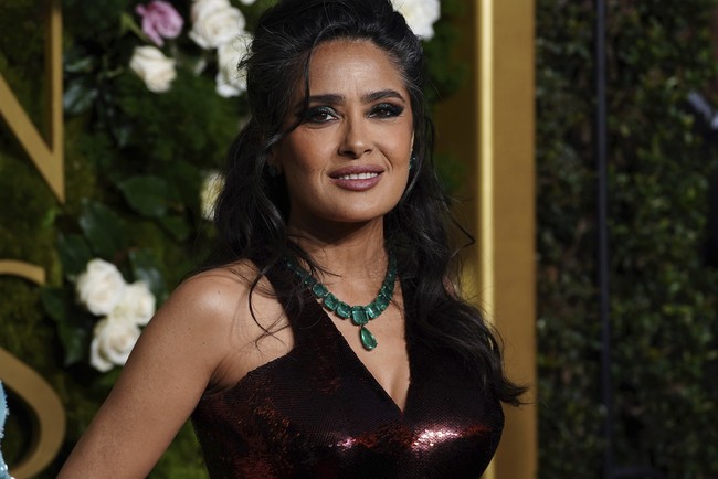 Salma Hayek tampil dengan riasan wajah bold. Sapuan eyeshadow smokey eyes memberi kesan misterius sekaligus glamor. Foto: Jordan Strauss/Invision/AP