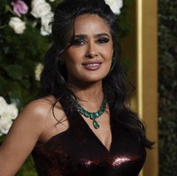 Salma Hayek tampil dengan riasan wajah bold. Sapuan eyeshadow smokey eyes memberi kesan misterius sekaligus glamor. Foto: Jordan Strauss/Invision/AP
