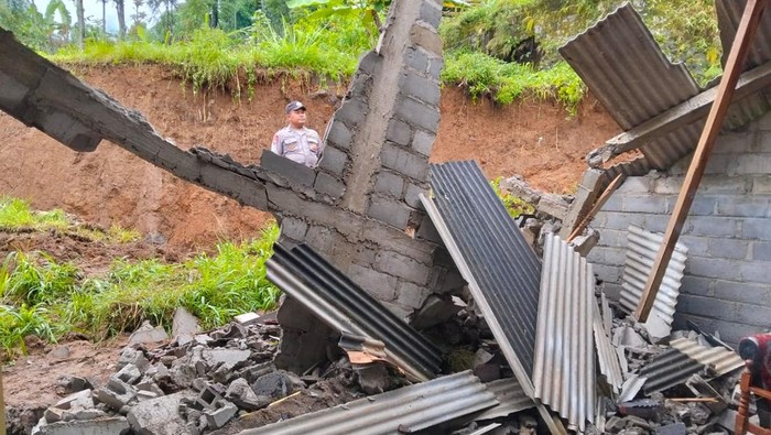 Sebuah rumah di Candisari, Gladagsari, Boyolali, rusak terkena tebing longsor, Selasa (7/1/2025).