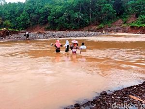 Bertaruh Nyawa Menyeberangi Sungai demi Sekolah