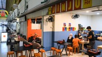 Pramuniaga menyajikan makanan kepada pelanggan di kawasan bawah tanah Mal Blok M, Jakarta, Senin (6/1/2025).