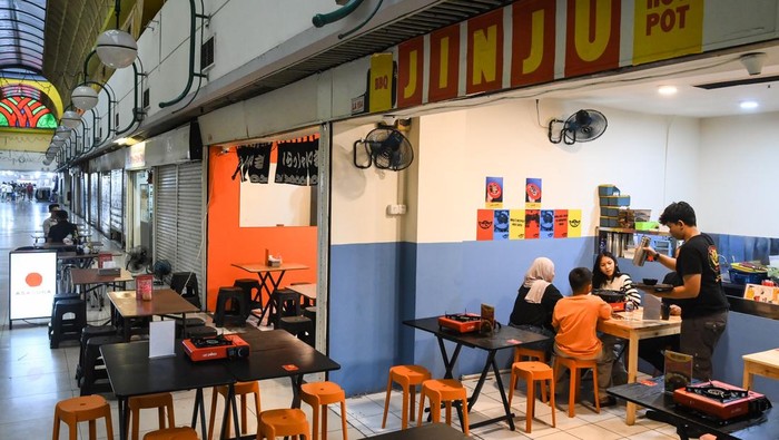 Sempat Mati Suri, Kawasan Bawah Tanah Mal Blok M Kini Ramai Lagi Pramuniaga menyajikan makanan kepada pelanggan di kawasan bawah tanah Mal Blok M, Jakarta, Senin (6/1/2025). Salah satu pelaku usaha kedai makanan yang baru buka selama satu bulan tersebut mengaku mampu mendapatkan omzet hingga 20 juta per bulan di kawasan perdagangan yang sempat mati suri tersebut. ANTARA FOTO/Sulthony Hasanuddin/foc.