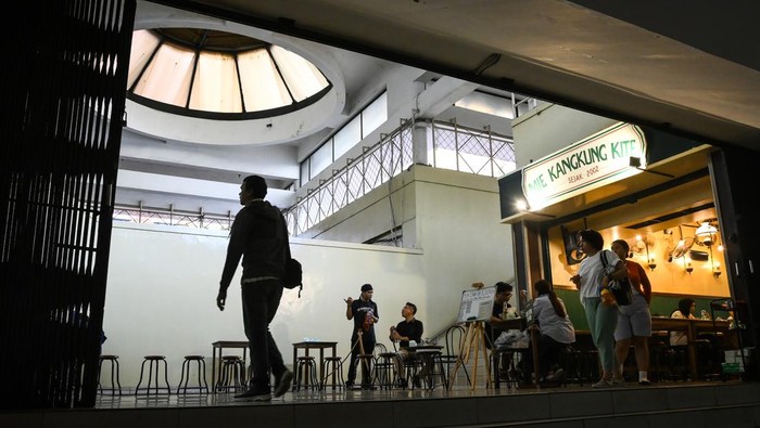 Sempat Mati Suri, Kawasan Bawah Tanah Mal Blok M Kini Ramai Lagi Pramuniaga menyajikan makanan kepada pelanggan di kawasan bawah tanah Mal Blok M, Jakarta, Senin (6/1/2025). Salah satu pelaku usaha kedai makanan yang baru buka selama satu bulan tersebut mengaku mampu mendapatkan omzet hingga 20 juta per bulan di kawasan perdagangan yang sempat mati suri tersebut. ANTARA FOTO/Sulthony Hasanuddin/foc.