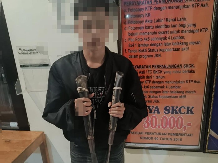 Seorang remaja beserta dua senjata tajam diamankan Polsek Ambarawa, Kabupaten Semarang, Selasa (7/1/2025).