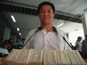 Dulunya Hidup Mewah, Miliarder Ini Kini Jualan Roti di Pinggir Jalan