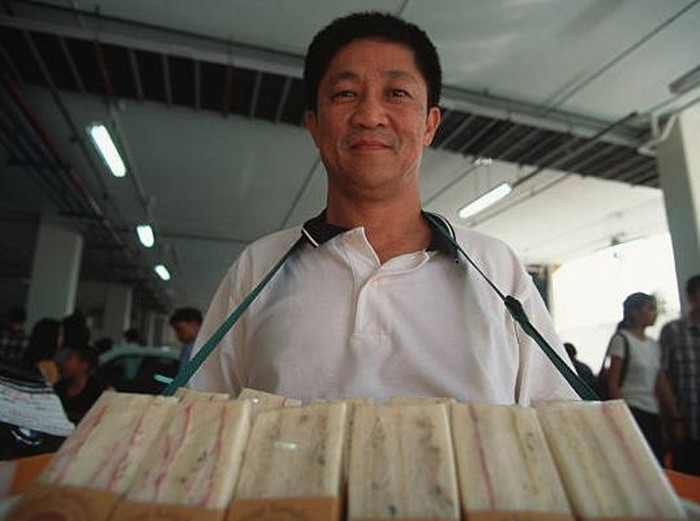 Sirivat Voravetvuthikun, mantan miliarder Thailand yang beralih profesi menjadi penjual roti lapis (sandwich).