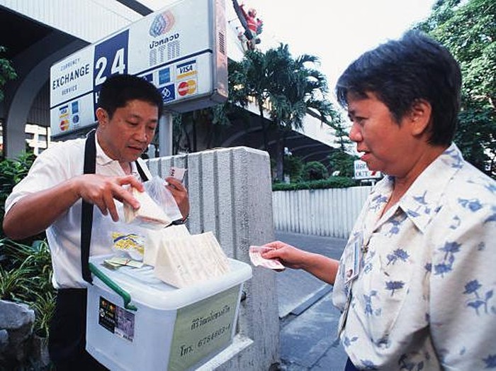 Sirivat Voravetvuthikun, mantan miliarder Thailand yang beralih profesi menjadi penjual roti lapis (sandwich).