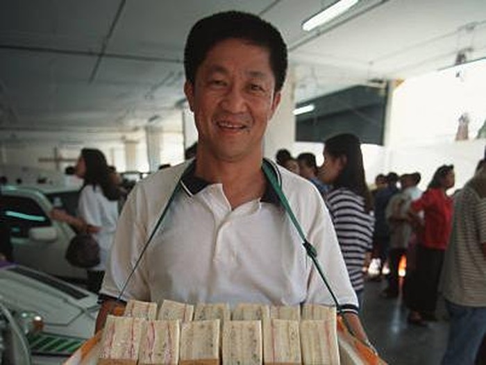 Sirivat Voravetvuthikun, mantan miliarder Thailand yang beralih profesi menjadi penjual roti lapis (sandwich).