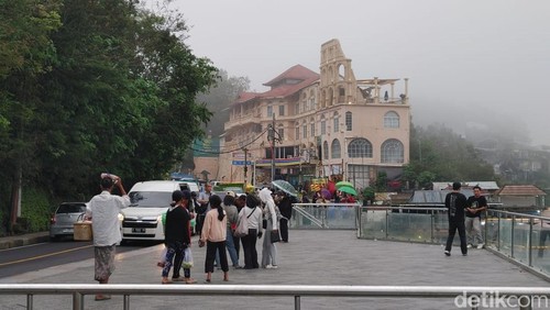Suasana anjungan Penelokan di Kintamani, Bangli, Bali, saat libur tahun baru 2025