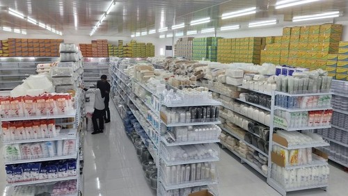 Suasana di salah satu toko bahan baku makanan di Kota Mataram beberapa waktu lalu. (Nathea Citra/detikBali)