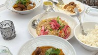 Surya juga telah menganggap dirinya seorang foodies. Fotonya ini menunjukkan saat dirinya menikmati nasi goreng dan hidangan kari daging. Foto: Instagram @suryasahetapy