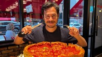 Ini gaya seru Surya Sahetapy saat mengunjungi Giordanos. Restoran itu populer dengan pizza-nya yang tebal. Foto: Instagram @suryasahetapy