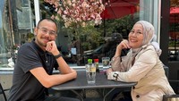 Ini momennya bersama sang ibunda, Dewi Yull. Keduanya tengah berada di sebuah kafe sambil menikmati minuman. Foto: Instagram @suryasahetapy