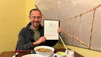 Surya tampak memesan hidangan berkuah dan semangkuk bakmi. Begini momennya sambil memegang buku menu bertuliskan Mayasari Indonesian Grill. Foto: Instagram @suryasahetapy