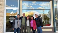 Bersama rekan diaspora, Surya sempat membagikan momen di sebuah restoran Indonesia. Yaitu Mayasari Indonesian Grill. Foto: Instagram @suryasahetapy