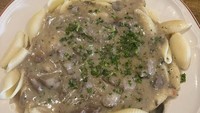 Foto makanan lain yang ditunjukkan oleh Surya adalah ketika menikmati pasta. Pasta itu diberikan saus jamur yang creamy. Foto: Instagram @suryasahetapy