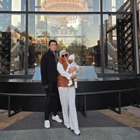 Sambil momong putri kecilnya, Syahrini tampak bahagia, begitu pula halnya dengan Reino Barack. Sayangnya hingga kini wajah baby R masih dirahasiakan dengan ditutupi stiker. Foto: Instagram/@princessyahrini