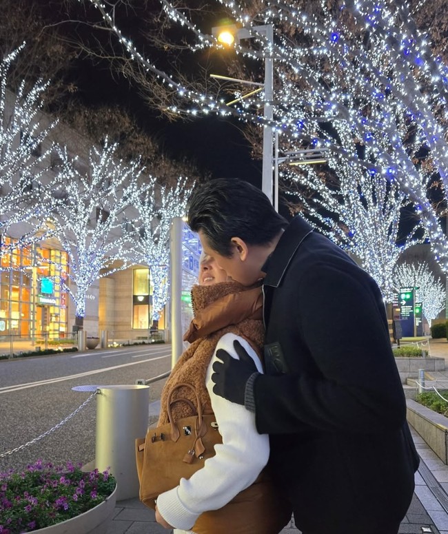 Pasangan yang menikah pada 27 Februari 2019 itu juga memerkan kemesraan mereka kala berada di Jepang. Dalam foto terlihat Reino yang mengecup mesra pipi istrinya. Foto: Instagram/@princessyahrini