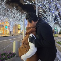 Pasangan yang menikah pada 27 Februari 2019 itu juga memerkan kemesraan mereka kala berada di Jepang. Dalam foto terlihat Reino yang mengecup mesra pipi istrinya. Foto: Instagram/@princessyahrini