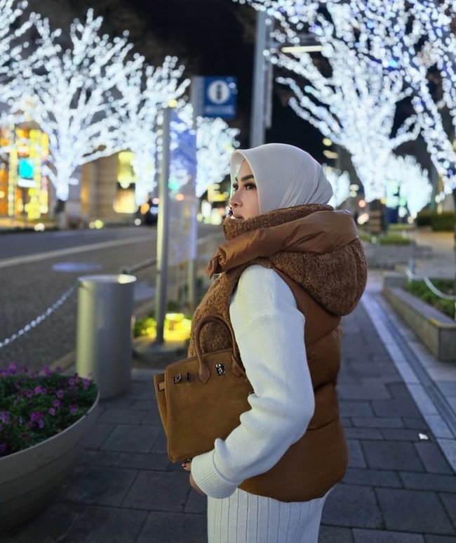 Syahrini sendiri tampil stylish seperti biasa. Ia memadukan baju lengan panjang berwarna putih dengan vest bulu berwarna coklat dan celana panjang putih. Vest ‘Eco Poodle Fur Vest’ dari duno_official itu dibanderol dengan harga sekitar Rp 7,3 juta. Foto: Instagram/@princessyahrini