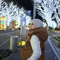 Syahrini sendiri tampil stylish seperti biasa. Ia memadukan baju lengan panjang berwarna putih dengan vest bulu berwarna coklat dan celana panjang putih. Vest ‘Eco Poodle Fur Vest’ dari duno_official itu dibanderol dengan harga sekitar Rp 7,3 juta. Foto: Instagram/@princessyahrini