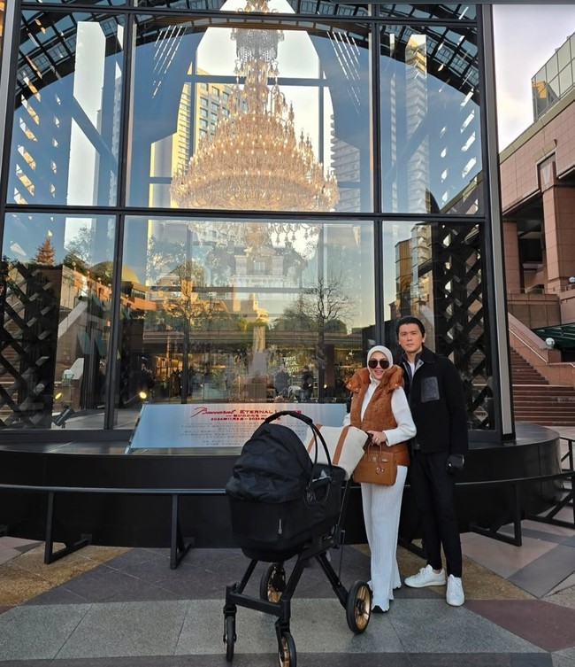 Yang tak kalah bikin melongo ialah tas Hermes coklat kesayangan Syahrini yang juga ditentengnya. Hermes Birkin 25 Chamois Grizzly & Gold Swift Leather with Palladium Hardware, edisi tahun 2022 itu dibanderol dengan harga sekitar Rp 437 juta. Tak hanya satu, Syahrini juga tampak membawa ‘Hermes H Cabriole Nappy Bag’ berwarna Biscuit yang harganya ditaksir mencapai Rp 45 juta. Foto: Instagram/@princessyahrini