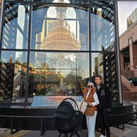 Yang tak kalah bikin melongo ialah tas Hermes coklat kesayangan Syahrini yang juga ditentengnya. Hermes Birkin 25 Chamois Grizzly & Gold Swift Leather with Palladium Hardware, edisi tahun 2022 itu dibanderol dengan harga sekitar Rp 437 juta. Tak hanya satu, Syahrini juga tampak membawa ‘Hermes H Cabriole Nappy Bag’ berwarna Biscuit yang harganya ditaksir mencapai Rp 45 juta. Foto: Instagram/@princessyahrini