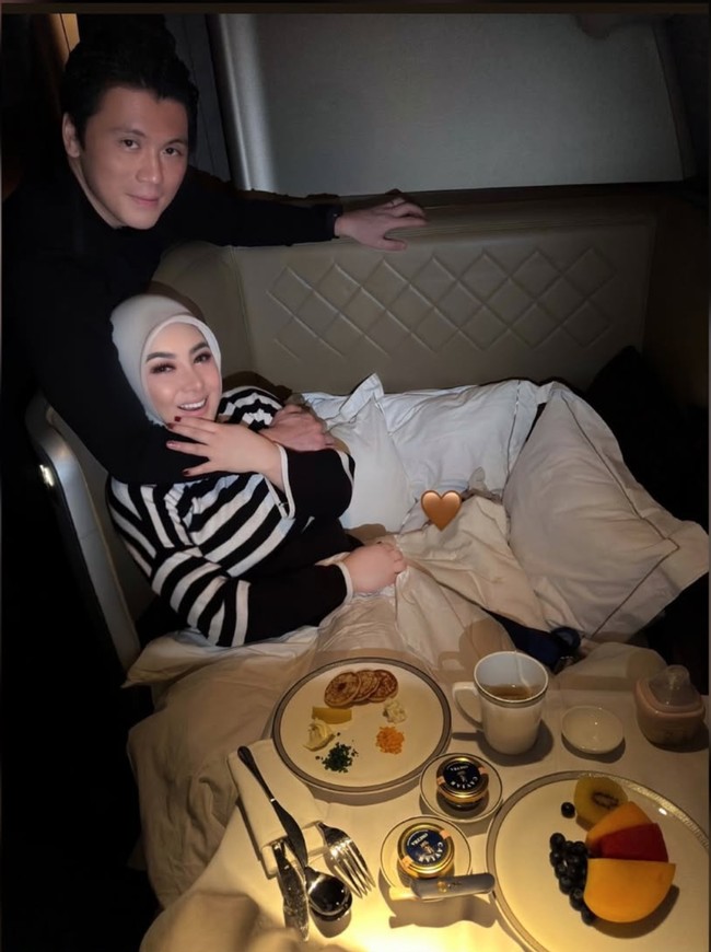 Liburan mewah, Syahrini dan keluarga kecilnya tampak menaiki pesawat first class. Punya harta berlimpah, kehidupan Syahrini memang dikenal penuh kemewahan. Foto: Instagram/@princessyahrini