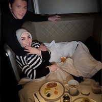 Liburan mewah, Syahrini dan keluarga kecilnya tampak menaiki pesawat first class. Punya harta berlimpah, kehidupan Syahrini memang dikenal penuh kemewahan. Foto: Instagram/@princessyahrini