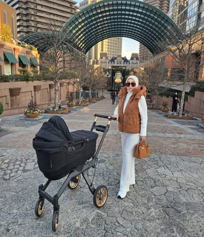 Stroller baby R yang dibawa Syahrini juga tak kalah jadi sorotan. Stroller dari orbitbaby itu diperkirakan harganya mencapai Rp 34 juta. Foto: Instagram/@princessyahrini