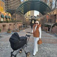 Stroller baby R yang dibawa Syahrini juga tak kalah jadi sorotan. Stroller dari orbitbaby itu diperkirakan harganya mencapai Rp 34 juta. Foto: Instagram/@princessyahrini