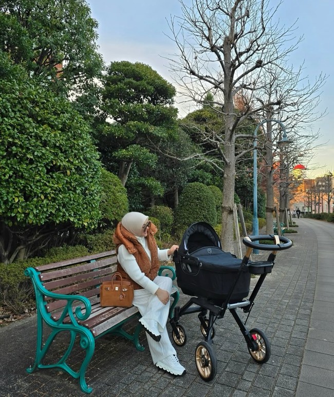 Tak hanya menikmati momen pulang kampung sekaligus liburan, wanita 44 tahun itu juga tampak menikmati perannya sebagai ibu. Foto: Instagram/@princessyahrini