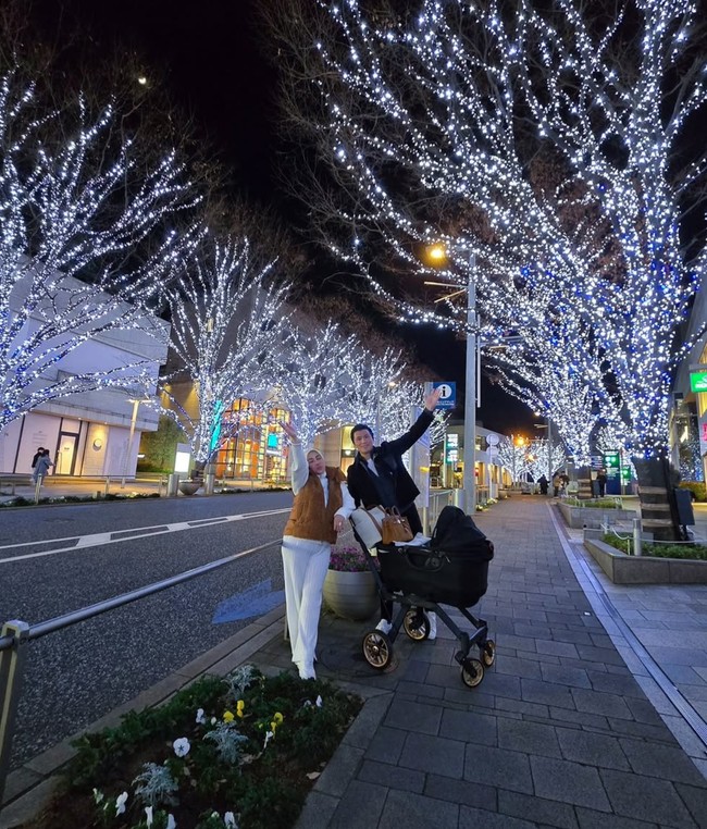 Melalui akun Instagram pribadinya Syahrini membagikan potret dirinya dan suami, Reino Barack saat berada di Jepang. Momen pulang kampung ke Jepang sendiri menjadi yang pertama untuk baby R, putri kecil Syahrini dan Reino. Foto: Instagram/@princessyahrini