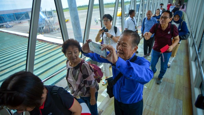 Terbang ke Singapura Kini Bisa Langsung dari Bandara Padang Sejumlah penumpang turun dari pesawat Scoot Airlines di terminal kedatangan internasional Bandara Internasional Minangkabau (BIM) di Padang Pariaman, Sumatera Barat, Senin (6/1/2025). Maskapai Scoot Airlines melakukan penerbangan perdana dari Singapura - Padang yang selanjutnya akan melayani penumpang tiga kali dalam seminggu pulang-pergi dan diharapkan rute baru itu akan berdampak besar untuk perekonomian daerah setempat. ANTARA FOTO/Iggoy el Fitra/nym.
