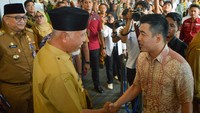 Gubernur Sumbar Mahyeldi (kedua kiri) dan Pj Wali Kota Padang Andre Algamaar (kiri) menyambut Vice President Network Planning of Scoot Airlines Andrew Goh (kanan) di terminal kedatangan internasional Bandara Internasional Minangkabau (BIM) di Padang Pariaman, Sumatera Barat, Senin (6/1/2025).