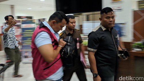 Tersangka korupsi penyewaan lahan NCC inisial DS saat digelandang di kantor Kejati NTB, Selasa malam (7/1/2025). (Ahmad Viqi/detikBali).