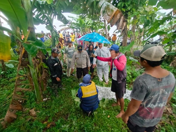 Tim SAR gabungan mengevakuasi seorang pria tenggelam di Sungai Reja, Desa Nusadadi, Kecamatan Sumpiuh, Kabupaten Banyumas, Selasa (7/1/2025) sore.