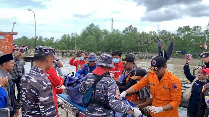 Tim SAR mengevakuasi jasad ABK yang tenggelam di Perairan Tanjabbar, Jambi