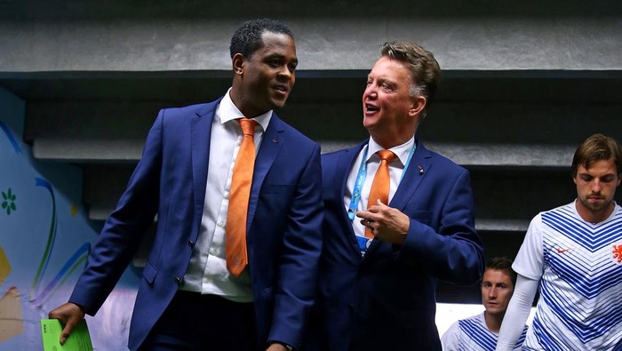 PORTO ALEGRE, BRAZIL - JUNE 18:  Assistant coach Patrick Kluivert of the Netherlands (L) speaks with coach Louis van Gaal of the Netherlands prior to the 2014 FIFA World Cup Brazil Group B match between Australia and Netherlands at Estadio Beira-Rio on June 18, 2014 in Porto Alegre, Brazil.  (Photo by Ryan Pierse - FIFA/FIFA via Getty Images)