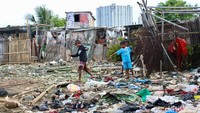 Sejumlah warga beraktivitas di kampung bengek, Muara Baru, Jakarta Utara, Selasa (7/1/2024). Menteri Keuangan (Menkeu) Sri Mulyani Indrawati mengungkapkan bahwa tingkat kemiskinan di Indonesia menunjukkan tren penurunan yang signifikan sepanjang 2024.