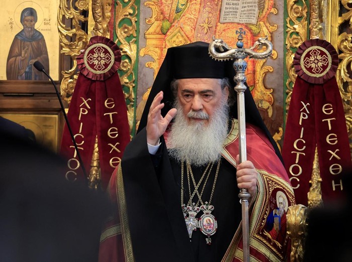 Umat Kristen Orthodoks Rayakan Natal di Betlehem Members of the police stand guard outside the Church of the Nativity on the day of celebrations for Christmas, according to the Eastern Orthodox calendar, in Bethlehem, in the Israeli-occupied West Bank, January 6, 2025. REUTERS/Mussa Qawasma