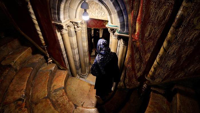 Umat Kristen Orthodoks Rayakan Natal di Betlehem Members of the police stand guard outside the Church of the Nativity on the day of celebrations for Christmas, according to the Eastern Orthodox calendar, in Bethlehem, in the Israeli-occupied West Bank, January 6, 2025. REUTERS/Mussa Qawasma
