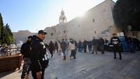 Polisi Palestina berjaga saat perayaan Natal.  