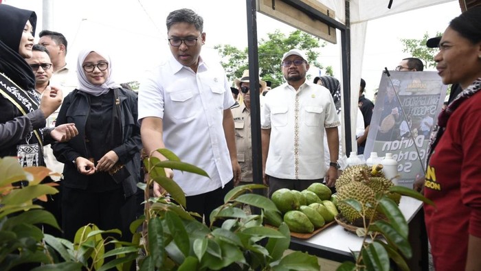 Anggota DPR Fraksi Gerindra bersama Wakil Menteri Pertanian (Wamentan) Sudaryono membahas ketahanan pangan nasional serta inisiatif makan siang bergizi gratis bagi anak sekolah. Pembahasan itu saat kunjungan kerja bertemu 100 petani milenial di Desa Sumberbaru, Kecamatan Singojuruh, Kabupaten Banyuwangi, Jawa Timur.