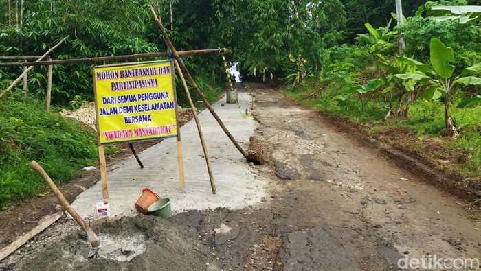 Warga di Kelurahan Kadomas, Kecamatan Pandeglang, Kabupaten Pandeglang melakukan swadaya bangun jalan yang rusak.