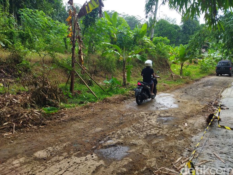 Warga di Kelurahan Kadomas, Kecamatan Pandeglang, Kabupaten Pandeglang melakukan swadaya bangun jalan yang rusak.